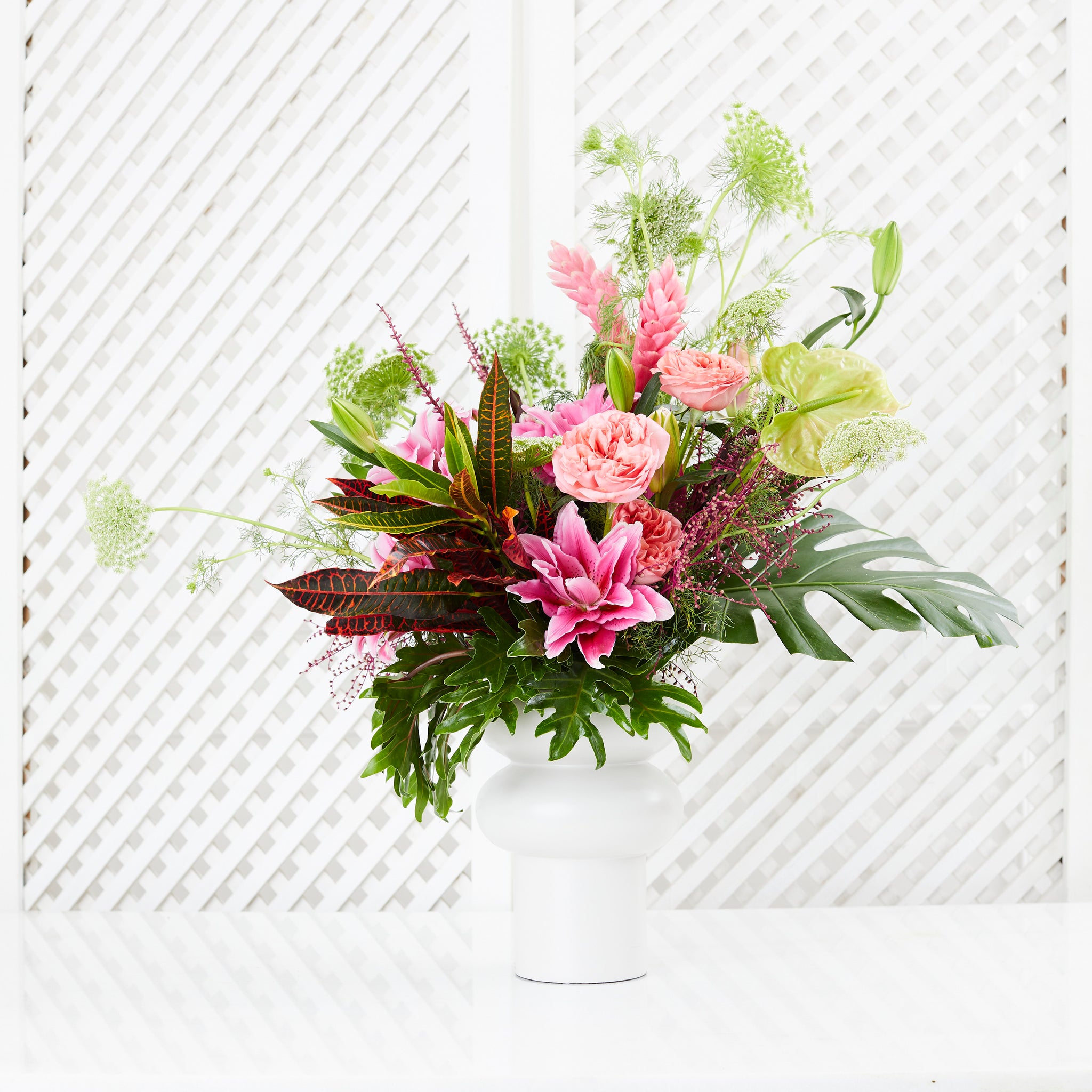 vaso-branco-flores-folhagens-verbena