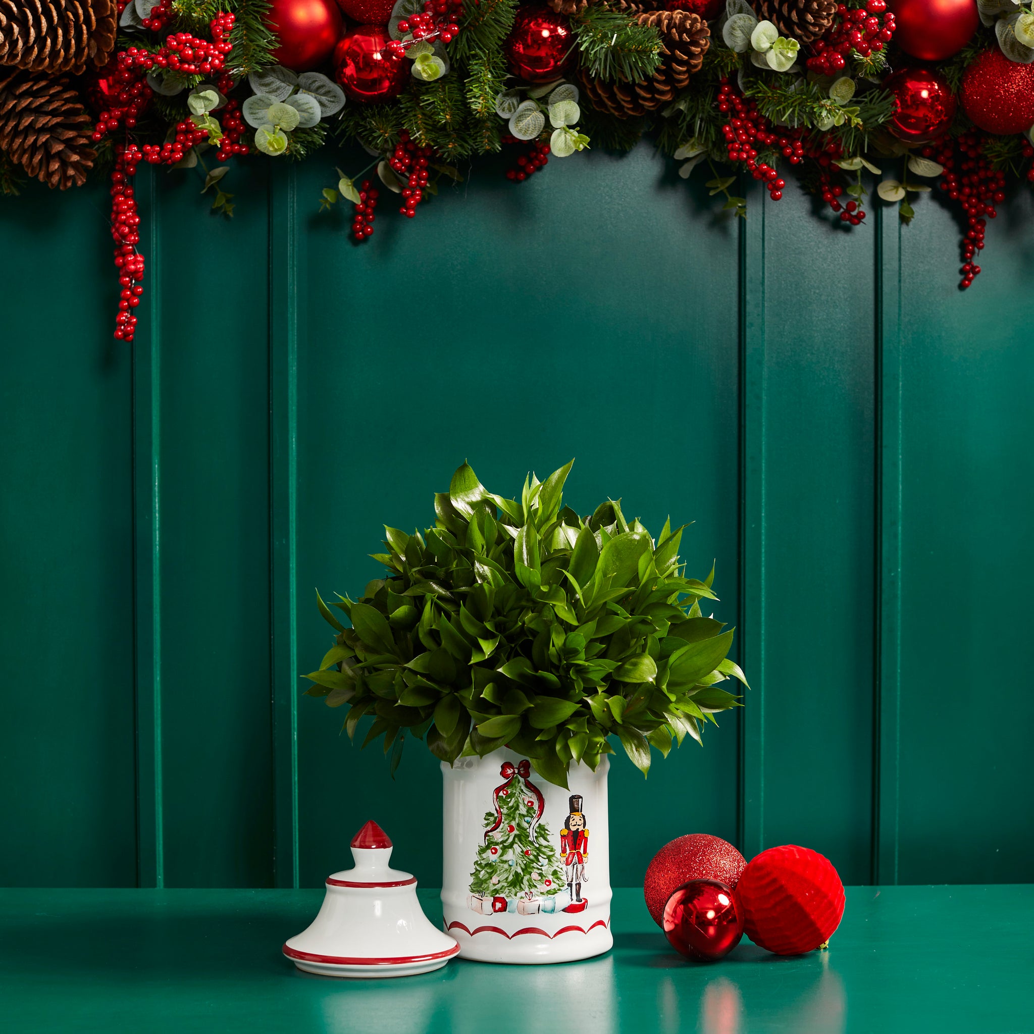 BOWL NUTCRACKER WITH CHRISTMAS BALLS