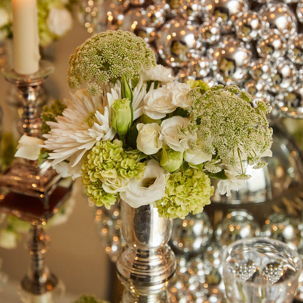 VASO EM PRATA COM FLORES BRANCAS