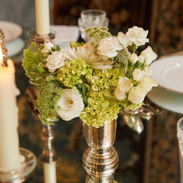 VASO EM PRATA COM FLORES BRANCAS