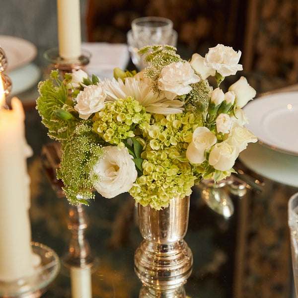 VASO EM PRATA COM FLORES BRANCAS