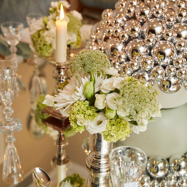 VASO EM PRATA COM FLORES BRANCAS