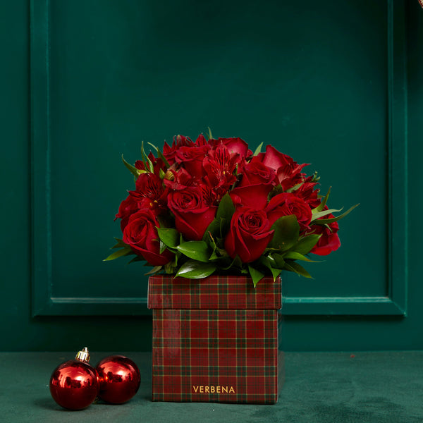 CAIXA TARTAN CLÁSSICA COM ROSAS E ALSTRO