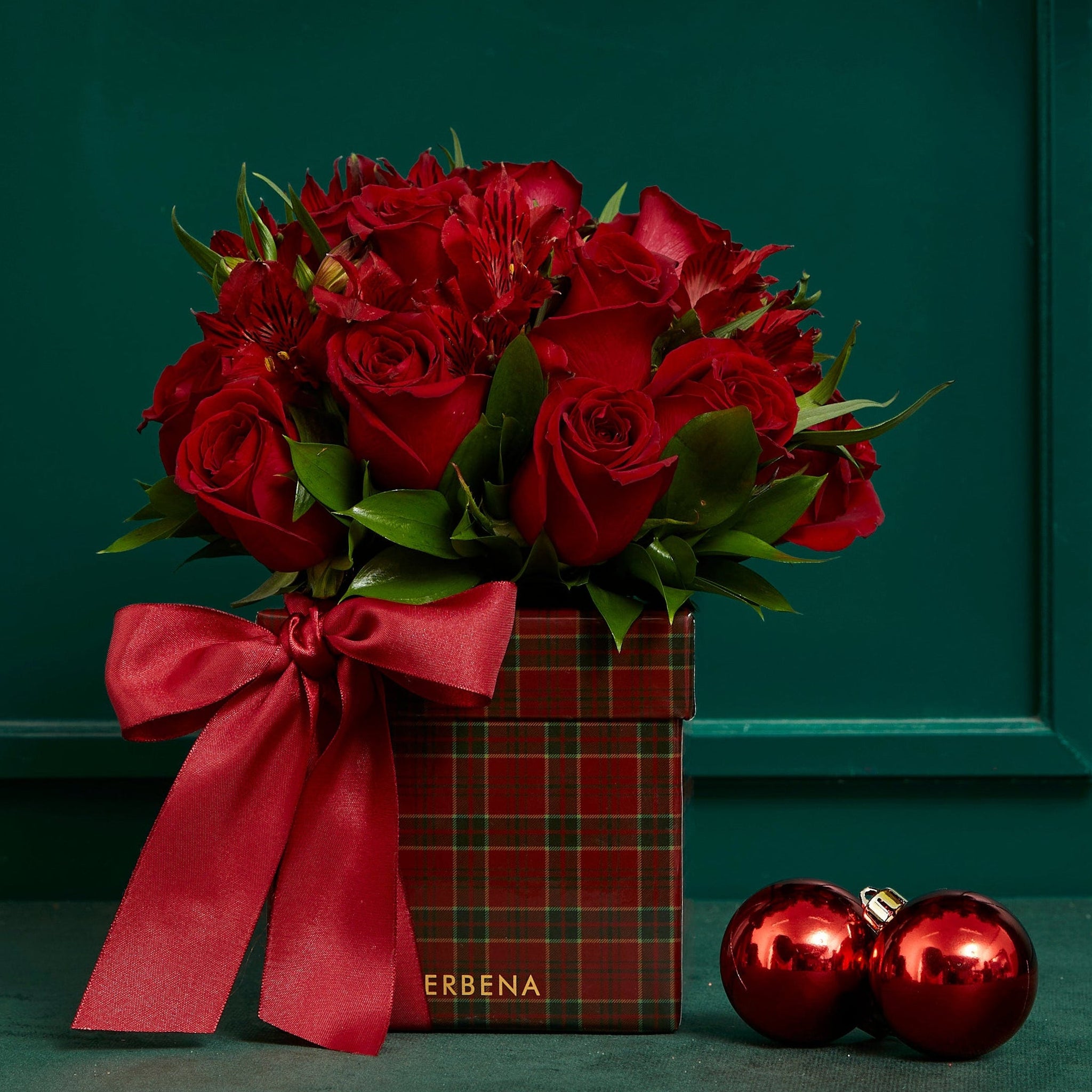 CAIXA TARTAN CLÁSSICA COM ROSAS E ALSTRO