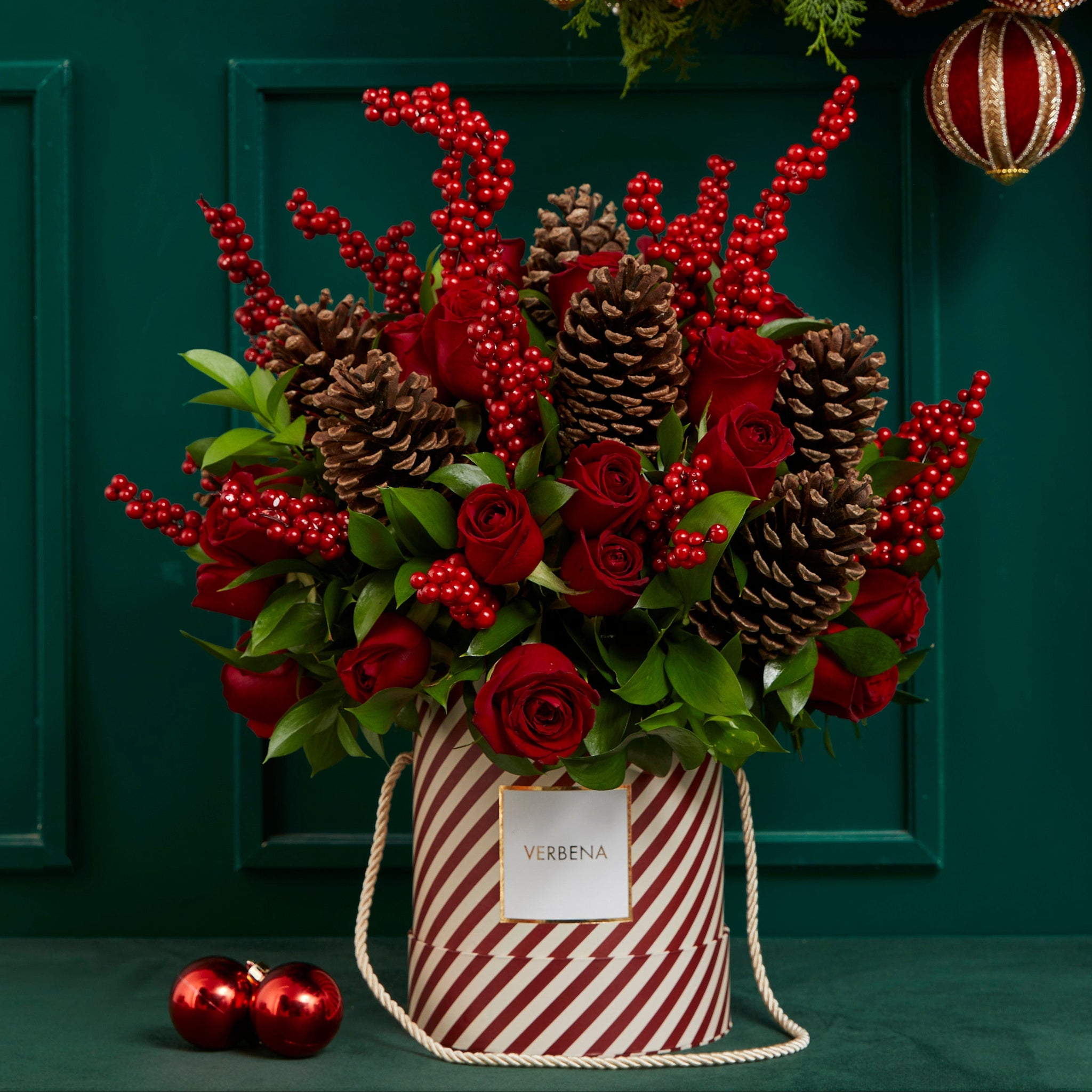 HAT BOX CLASSIC CHRISTMAS COM PINHAS, ROSAS, FOLHAGENS E GALHOS