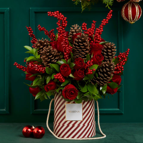 HAT BOX CLASSIC CHRISTMAS COM PINHAS, ROSAS, FOLHAGENS E GALHOS