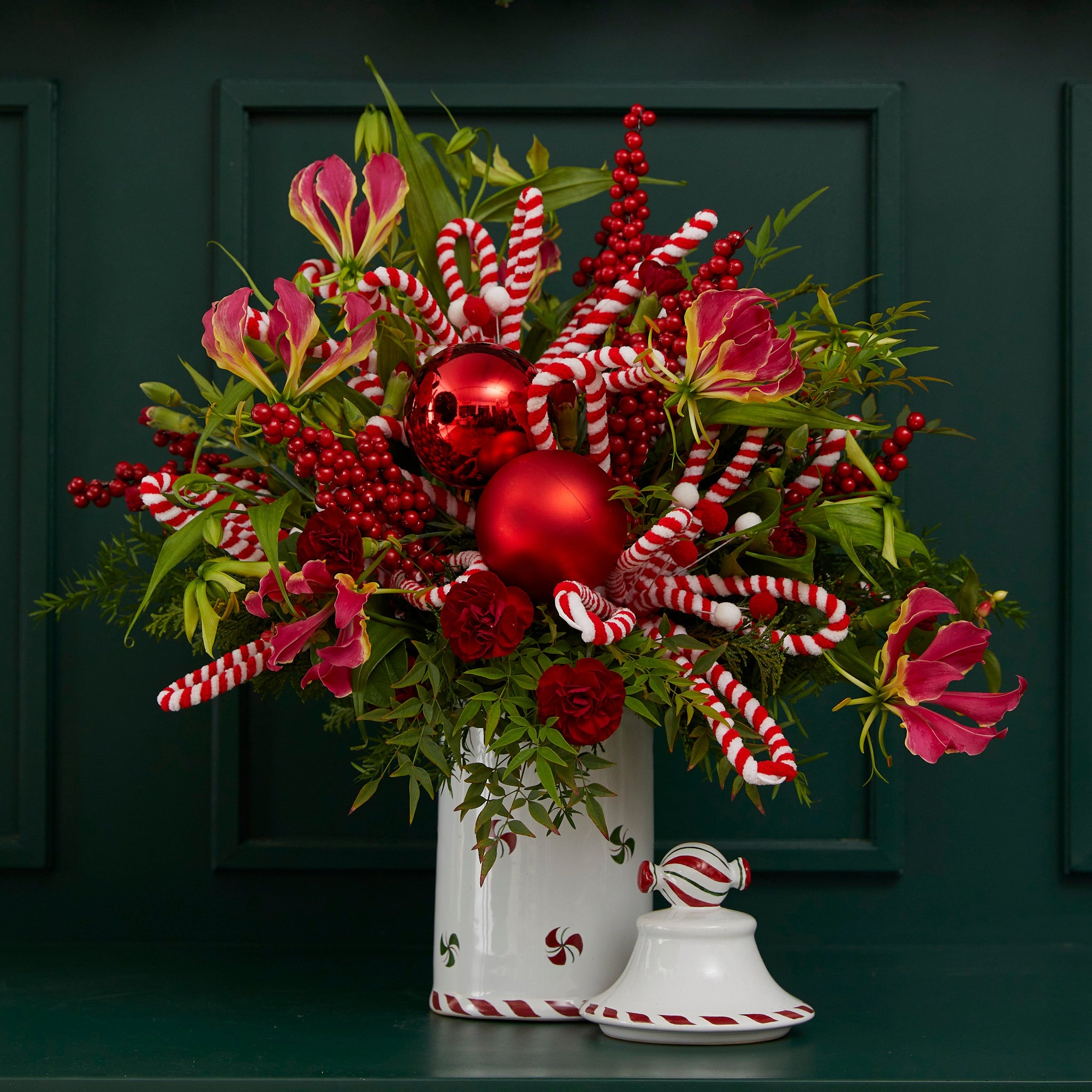 BOWL NUTCRACKER WITH CHRISTMAS BALLS