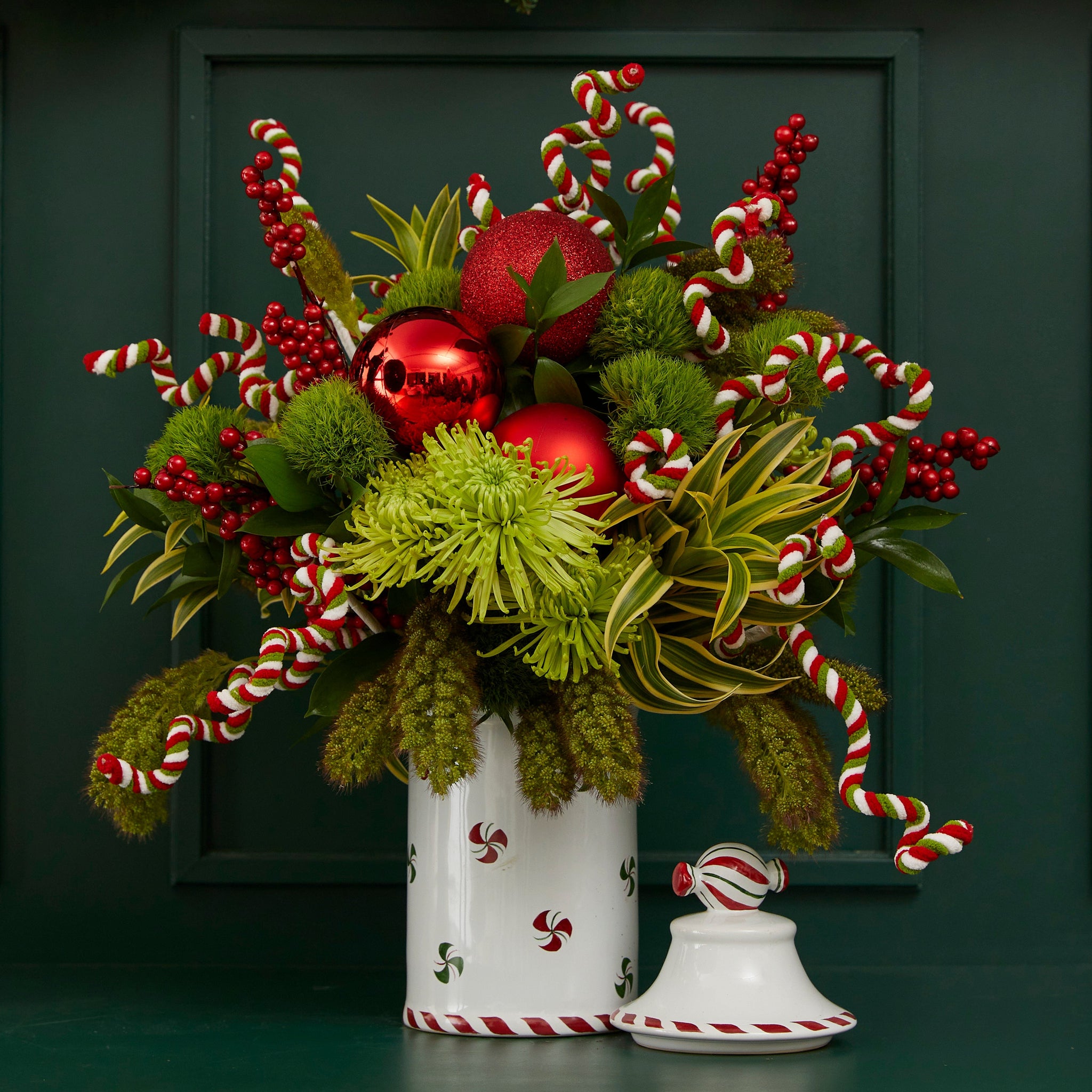 BOWL NUTCRACKER WITH CHRISTMAS BALLS