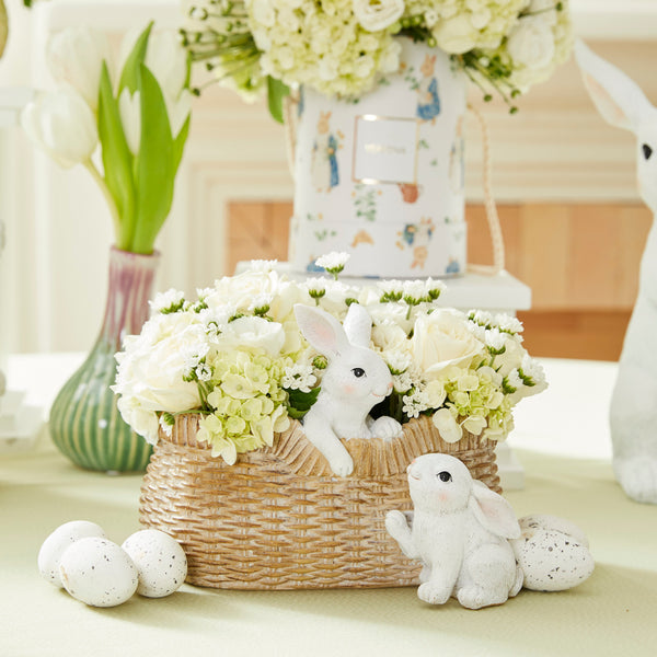 CENTRO DE MESA DOIS COELHOS COM FLORES BRANCAS