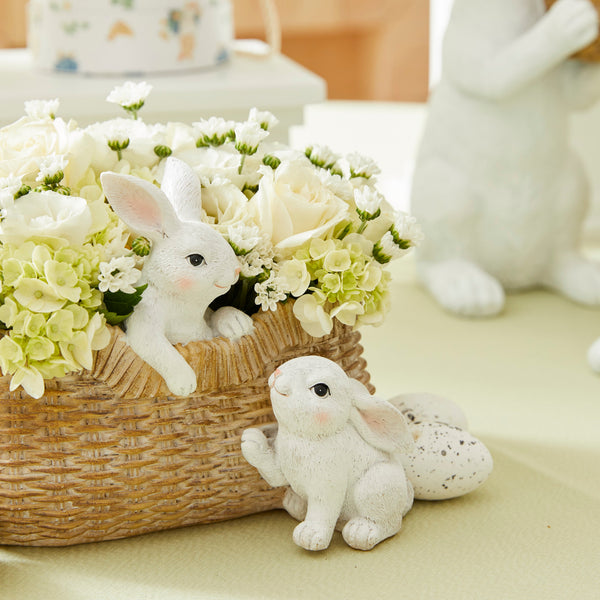 CENTRO DE MESA DOIS COELHOS COM FLORES BRANCAS