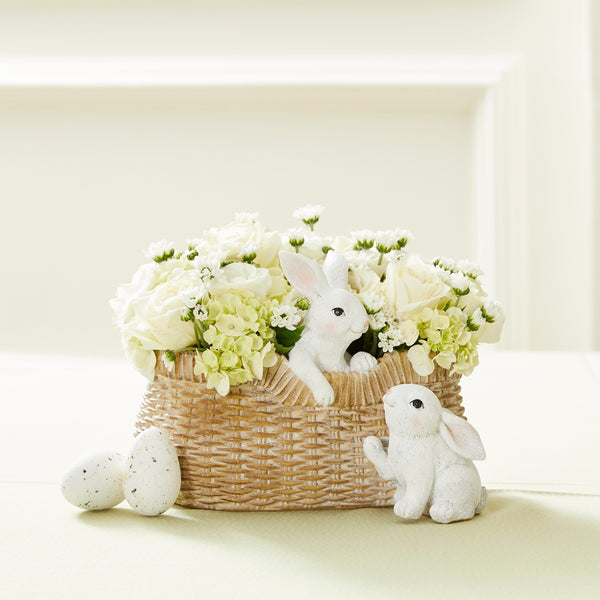 CENTRO DE MESA DOIS COELHOS COM FLORES BRANCAS