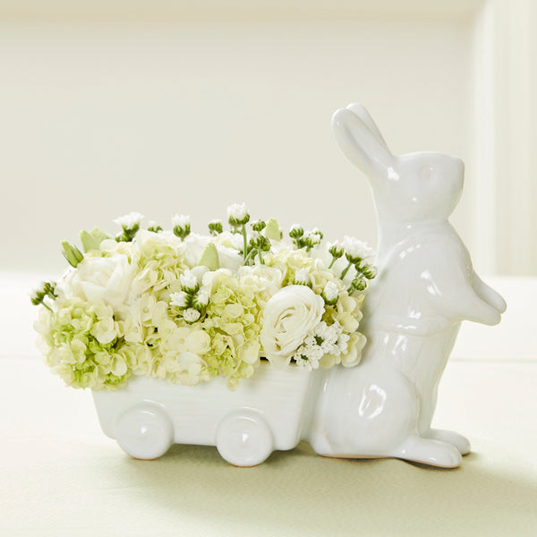 PETER RABBIT E CARRINHO COM FLORES BRANCAS