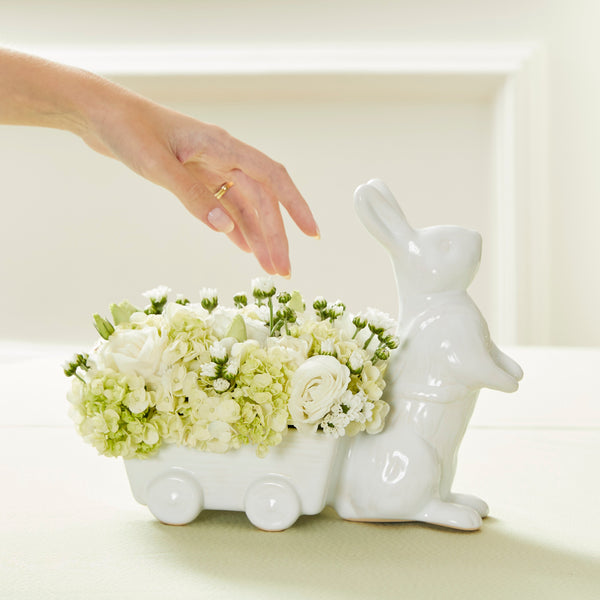 PETER RABBIT E CARRINHO COM FLORES BRANCAS