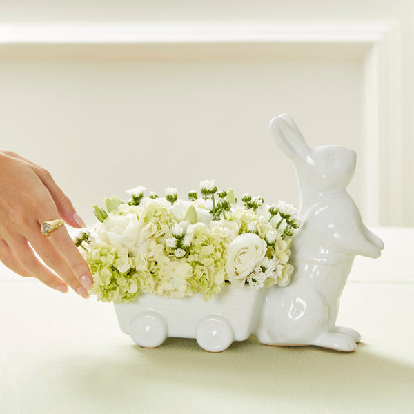 PETER RABBIT E CARRINHO COM FLORES BRANCAS