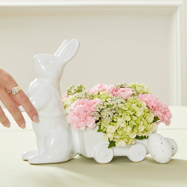 PETER RABBIT E CARRINHO COM FLORES COR DE ROSA