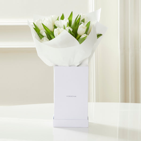 WHITE BOX COM TULIPAS BRANCAS