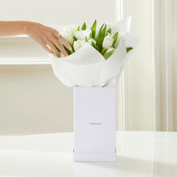WHITE BOX COM TULIPAS BRANCAS