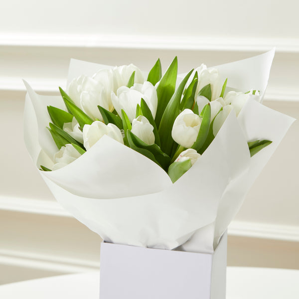 WHITE BOX COM TULIPAS BRANCAS