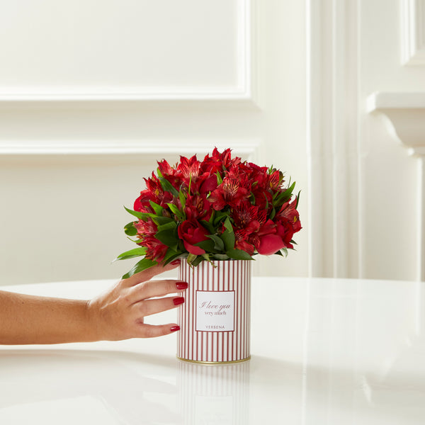 LATA MON AMOUR COM ROSAS E ALSTROEMERIAS VERMELHAS