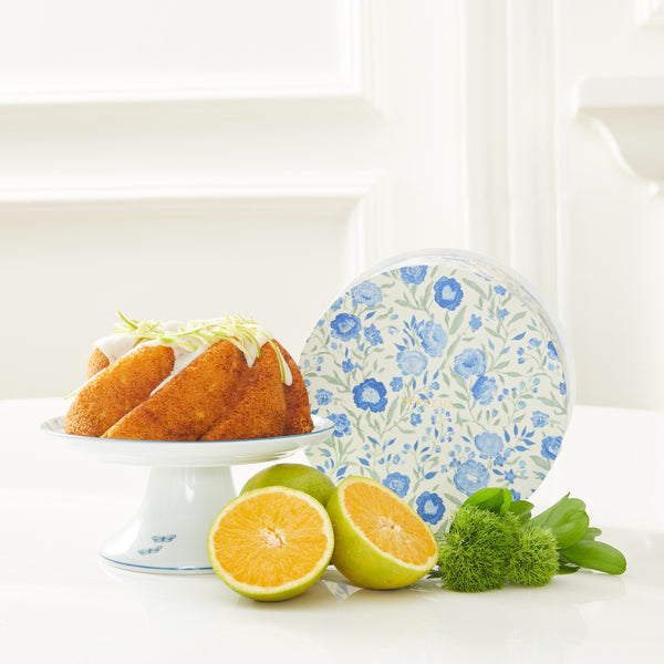 VASO PORCELANA CELESTE COM FLORES BRANCAS, BOLO DE LARANJA E BOLEIRA