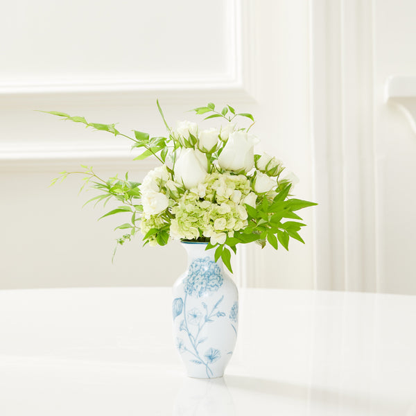 VASO PORCELANA CELESTE COM ROSAS, MINI ROSAS, HORTENSIAS E NANDINAS