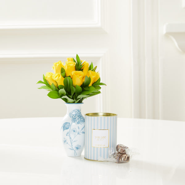 VASO PORCELANA CELESTE COM ROSAS AMARELAS E PALHA ITALIANA