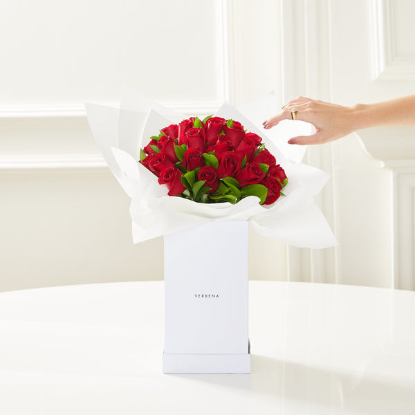 WHITE BOX COM ROSAS VERMELHAS