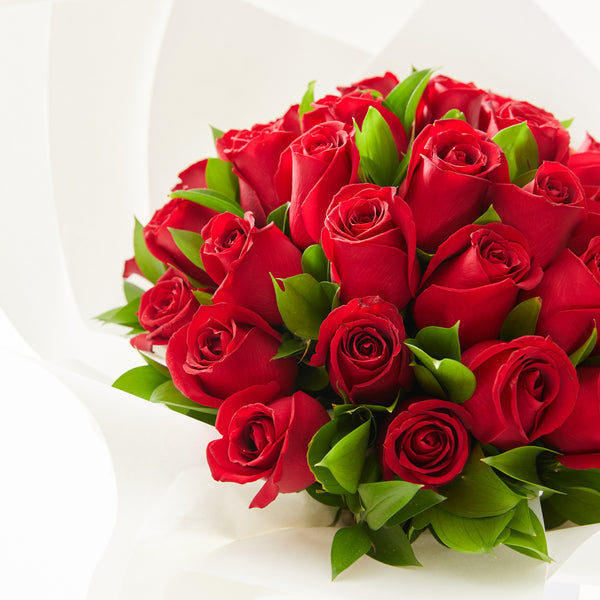 WHITE BOX COM ROSAS VERMELHAS