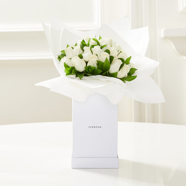 WHITE BOX COM ROSAS BRANCAS