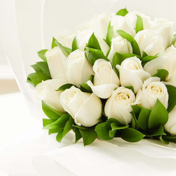 WHITE BOX COM ROSAS BRANCAS