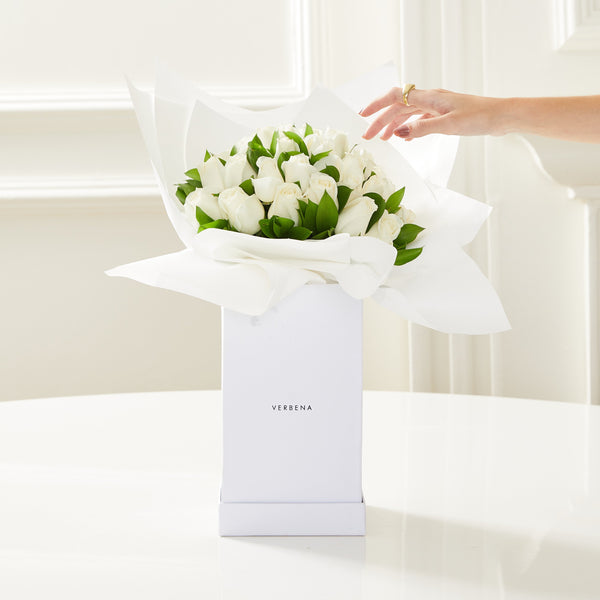 WHITE BOX COM ROSAS BRANCAS