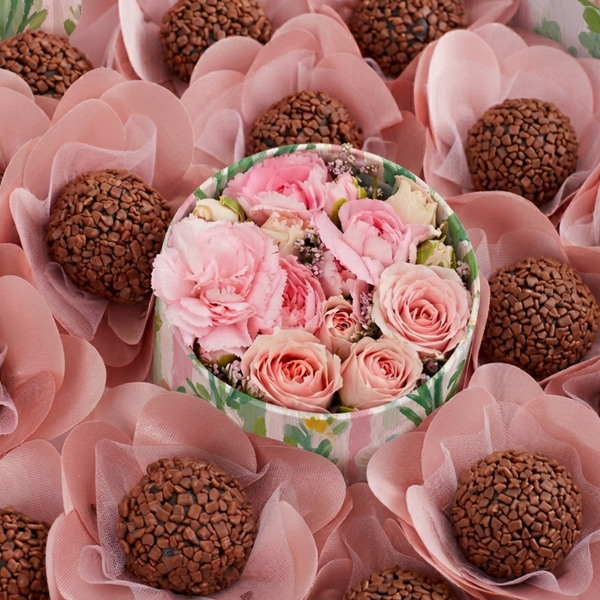 PETUNIA BOX COM ROSAS E BRIGADEIROS