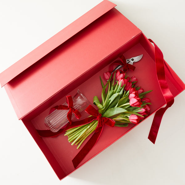 THE FLORIST RED BOX COM TULIPAS VERMELHAS
