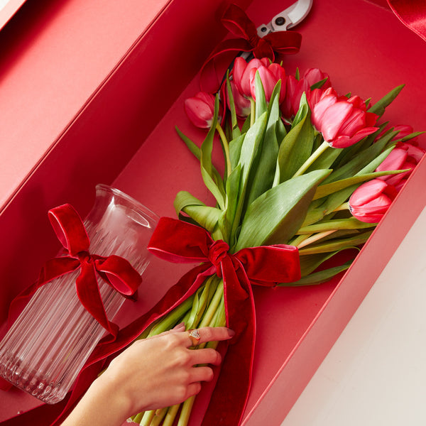 THE FLORIST RED BOX COM TULIPAS VERMELHAS