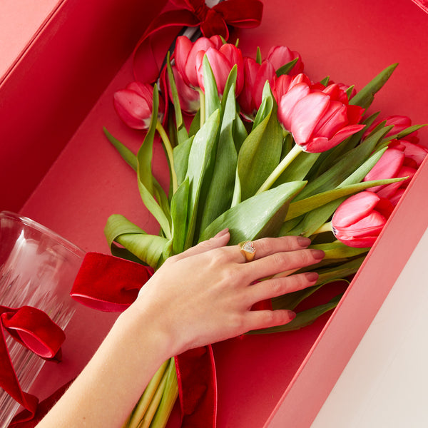 THE FLORIST RED BOX COM TULIPAS VERMELHAS