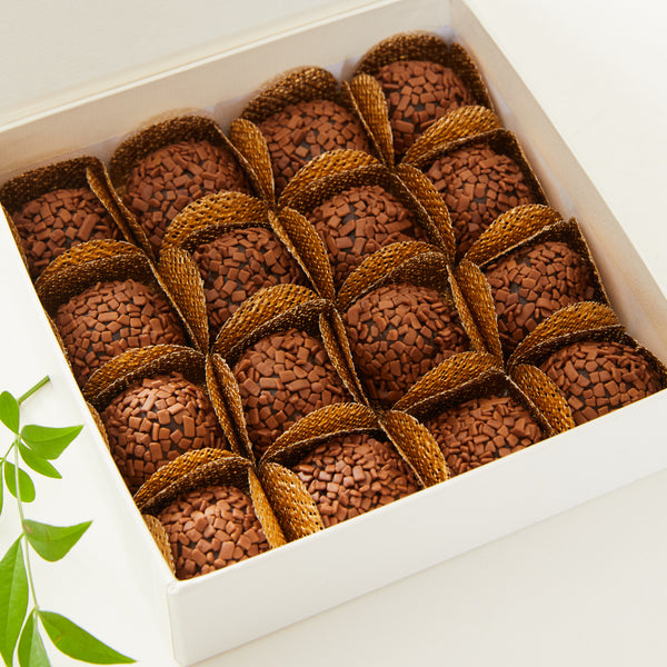 CAIXA BRANCA CLASSIC COM 16 BRIGADEIROS