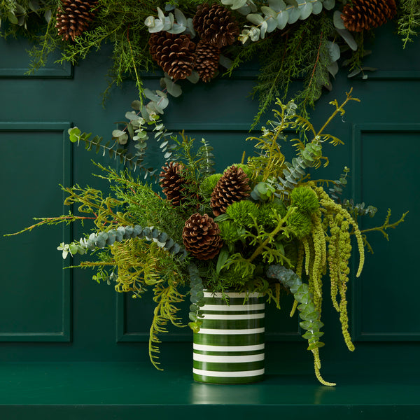 VASO GREEN STRIPES COM FOLHAGENS MODERNAS E PINHAS