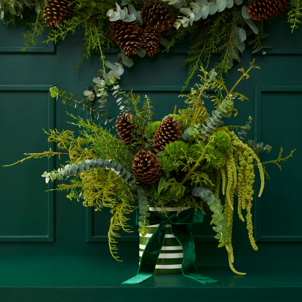 VASO GREEN STRIPES COM FOLHAGENS MODERNAS E PINHAS