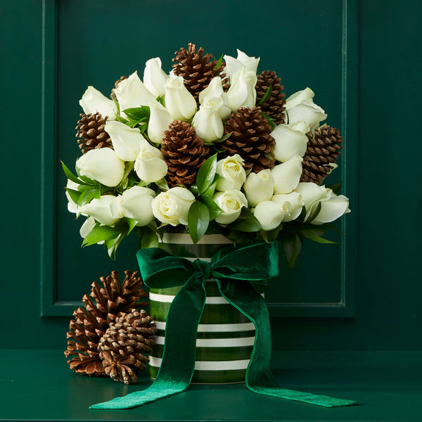 VASO GREEN STRIPES COM ROSAS BRANCAS E PINHAS