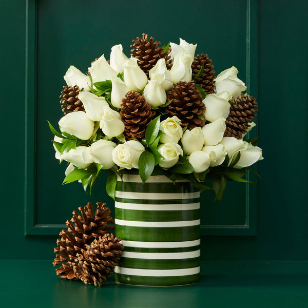VASO GREEN STRIPES COM ROSAS BRANCAS E PINHAS