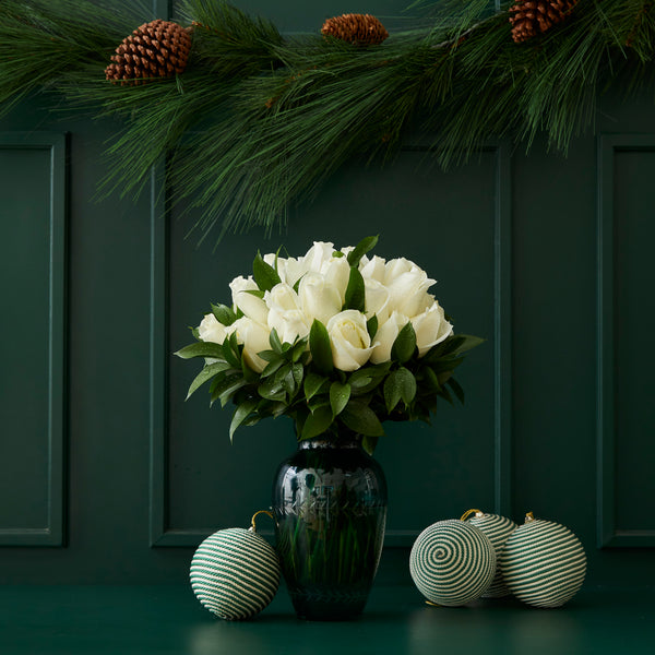 VASO GREEN DAVOS COM ROSAS BRANCAS