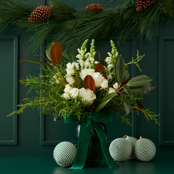 VASO GREEN DAVOS COM MAGNOLIAS, ROSAS E FOLHAGENS
