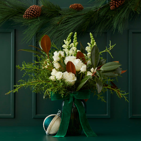 VASO GREEN DAVOS COM MAGNOLIAS, ROSAS E FOLHAGENS