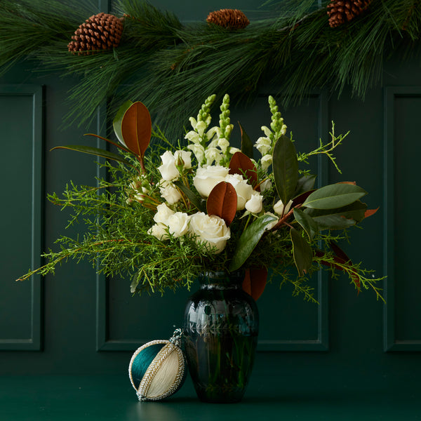 VASO GREEN DAVOS COM MAGNOLIAS, ROSAS E FOLHAGENS