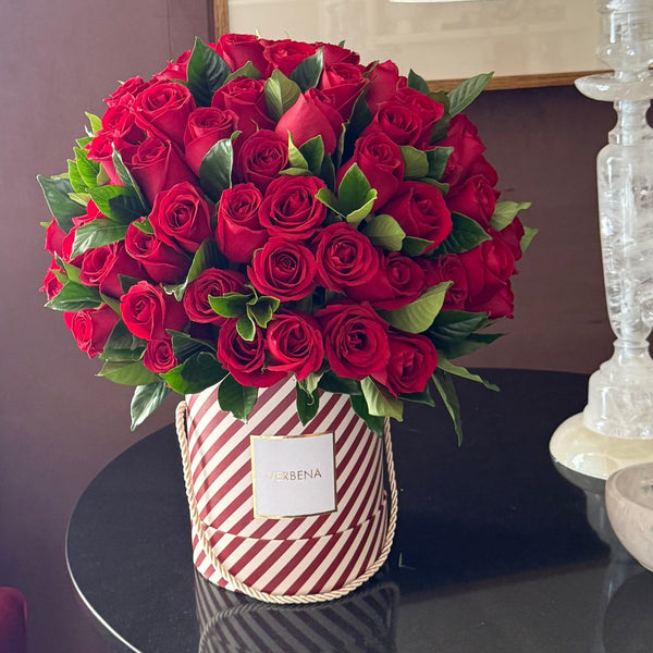 VÊNUS HAT BOX COM 100 ROSAS VERMELHAS