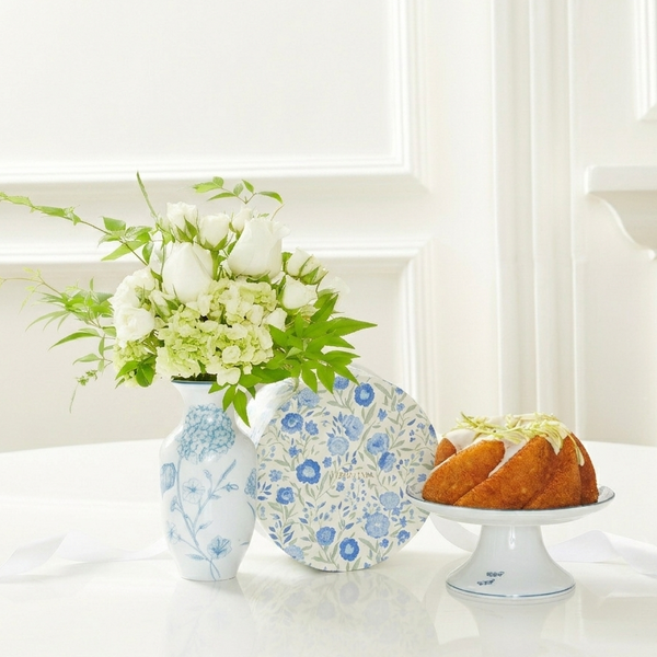 VASO PORCELANA CELESTE COM FLORES BRANCAS, BOLO DE LARANJA E BOLEIRA