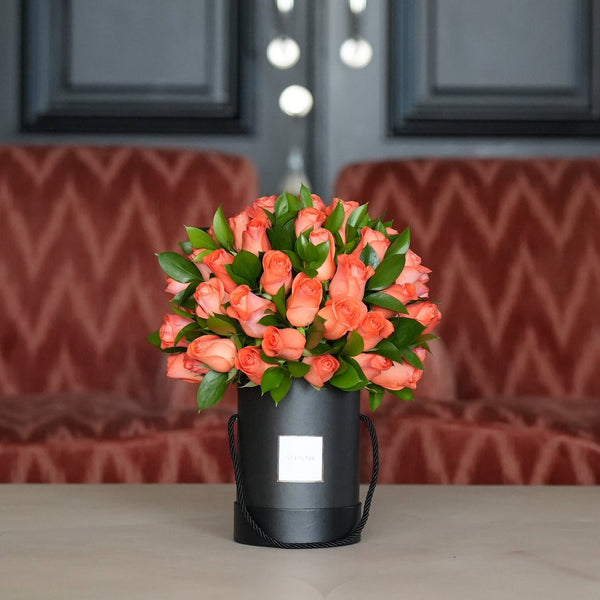 BLACK MEDIUM BOX COM 50 ROSAS ALARANJADAS