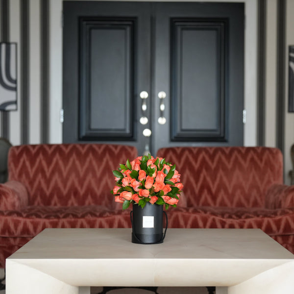 BLACK MEDIUM BOX COM 50 ROSAS ALARANJADAS