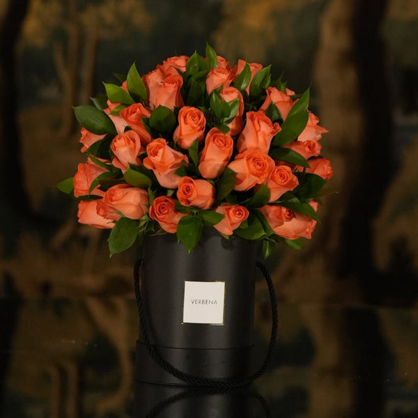 BLACK MEDIUM BOX COM 50 ROSAS ALARANJADAS