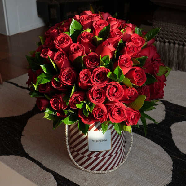 VÊNUS HAT BOX COM 100 ROSAS VERMELHAS